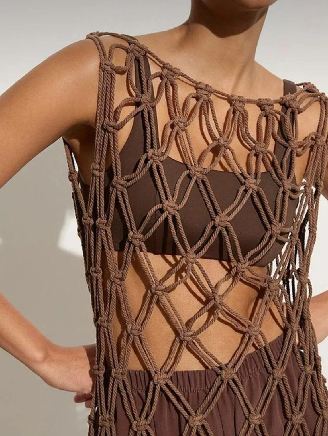 Peça de beachwear (moda praia) com detalhes em macramê, desenvolvida em confecção private label pelo Studio Sibilio.