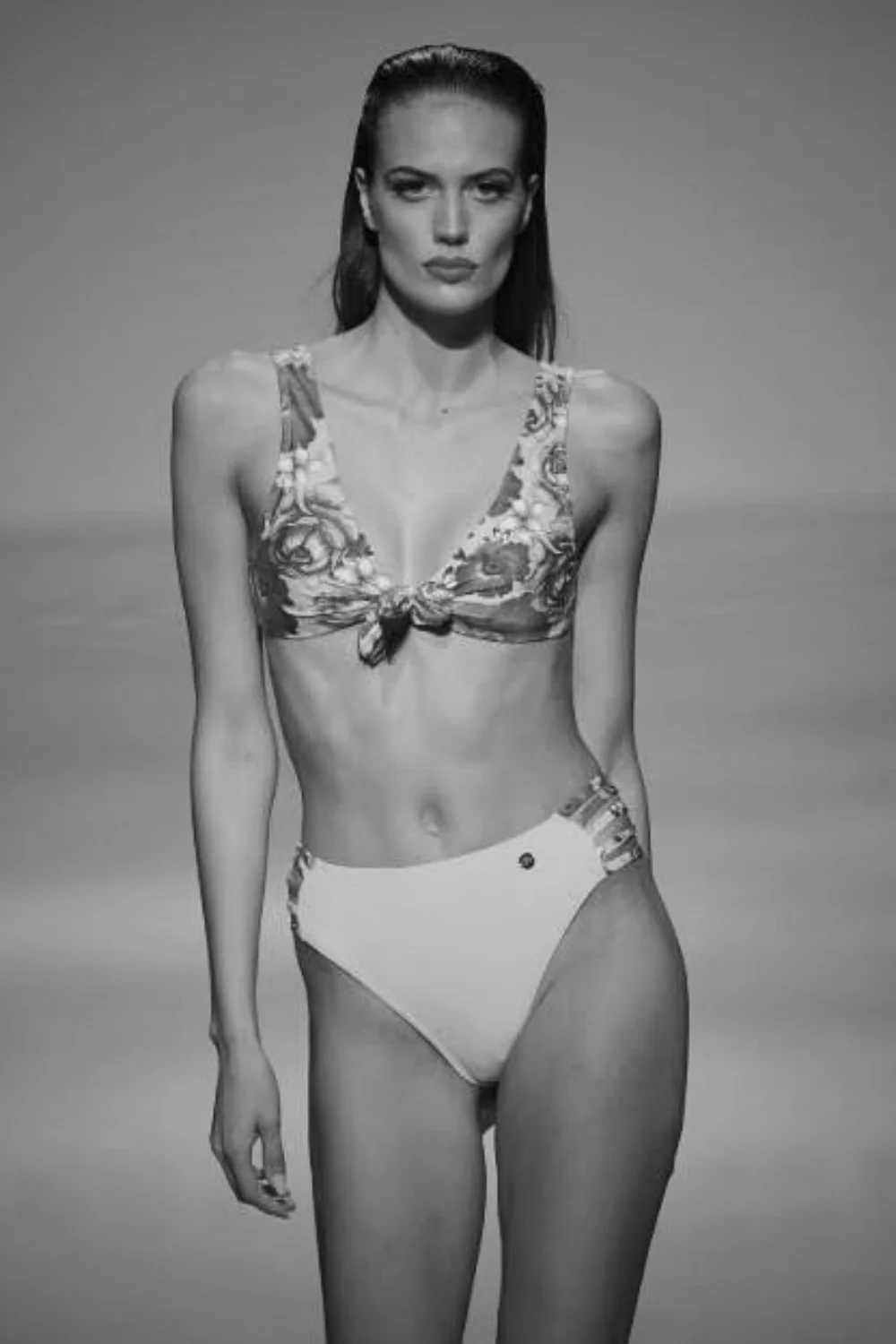 Biquíni de confecção private label do Studio Sibilio em desfile de beachwear no Miami Fashion Week (foto P&B).