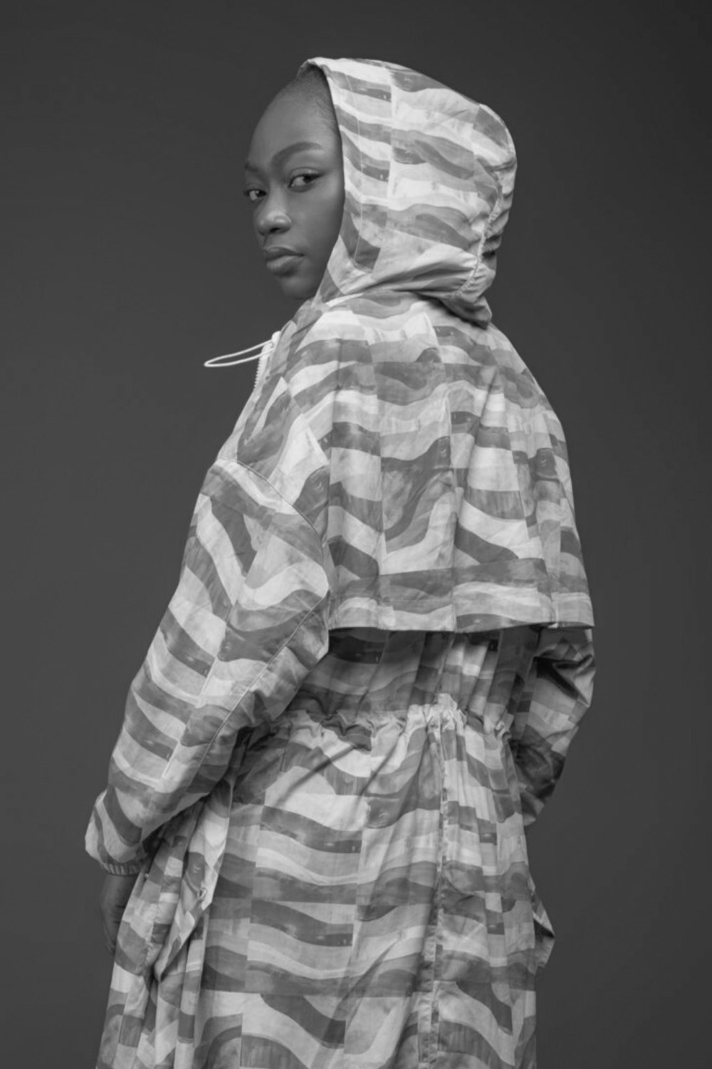 Modelo negra em estúdio, vestindo peça de confecção private label do Studio Sibilio, em imagem preto e branco.